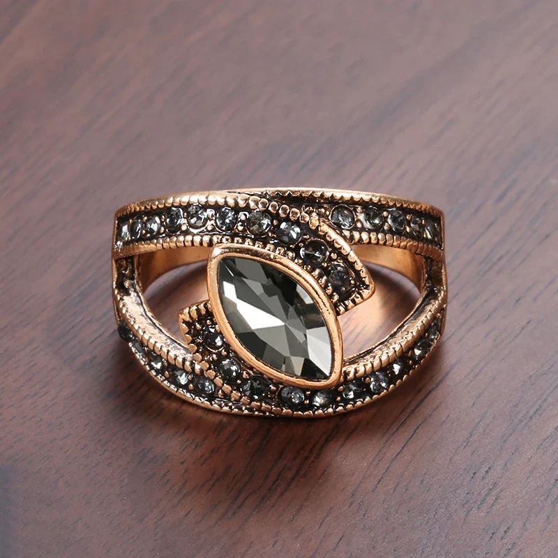Elegant Ring with Black Crystal