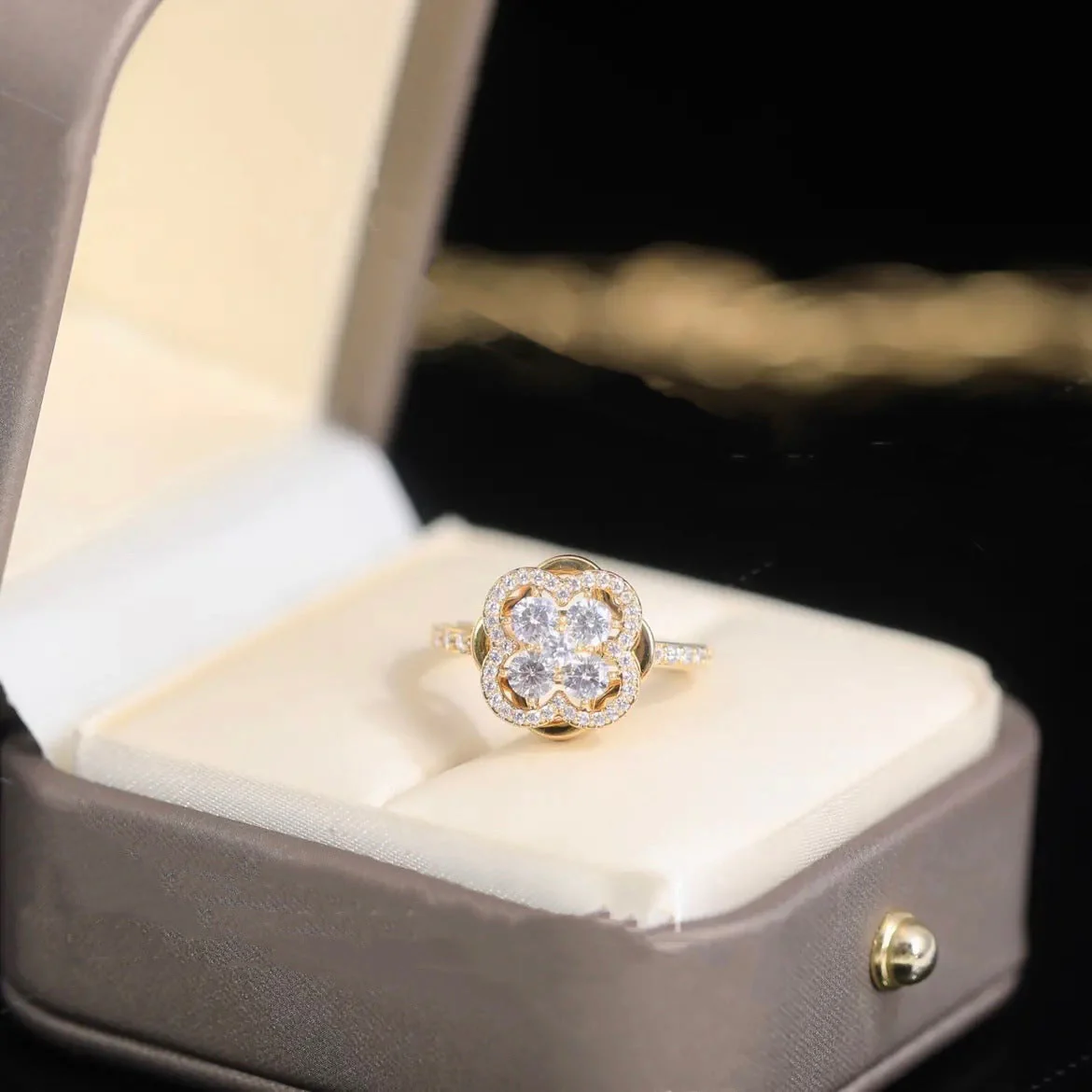 Rotating Clover Ring with Zirconia - Image 2