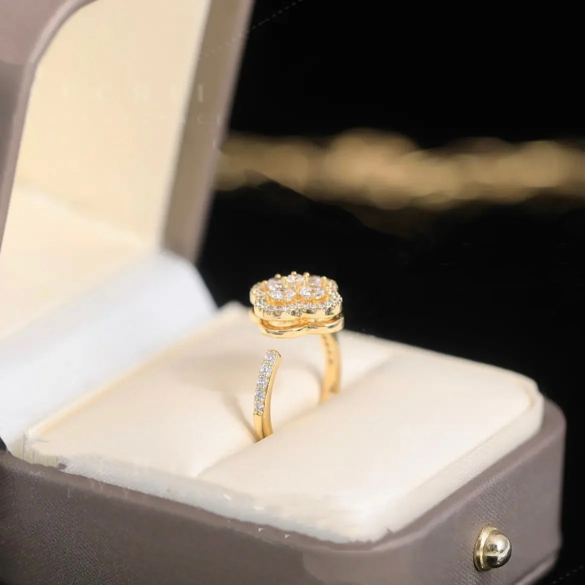 Rotating Clover Ring with Zirconia - Image 3