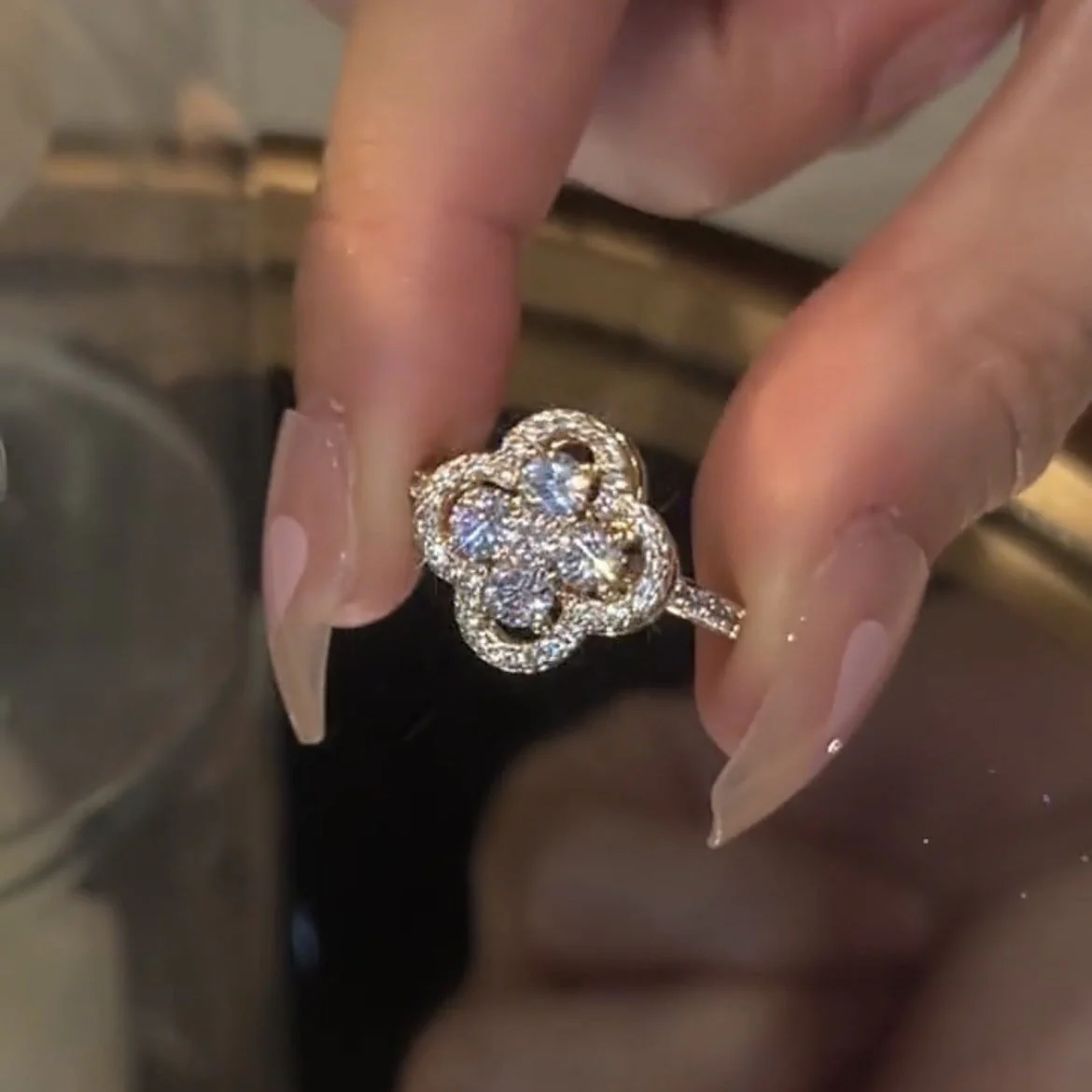 Rotating Clover Ring with Zirconia - Image 4